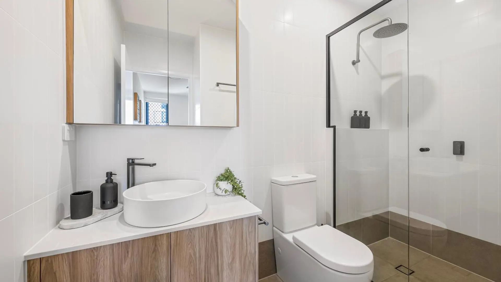 Family Retreat - Free Secure Car Park, Garden City Westfield Shopping, Restaurants Brisbane Apartment