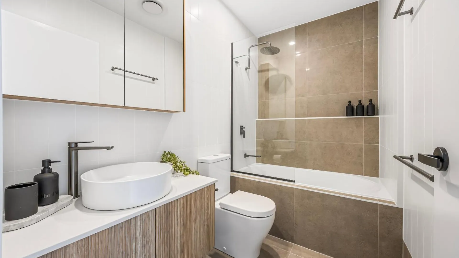 Apartment Family Retreat - Free Secure Car Park, Garden City Westfield Shopping, Restaurants Brisbane Australia